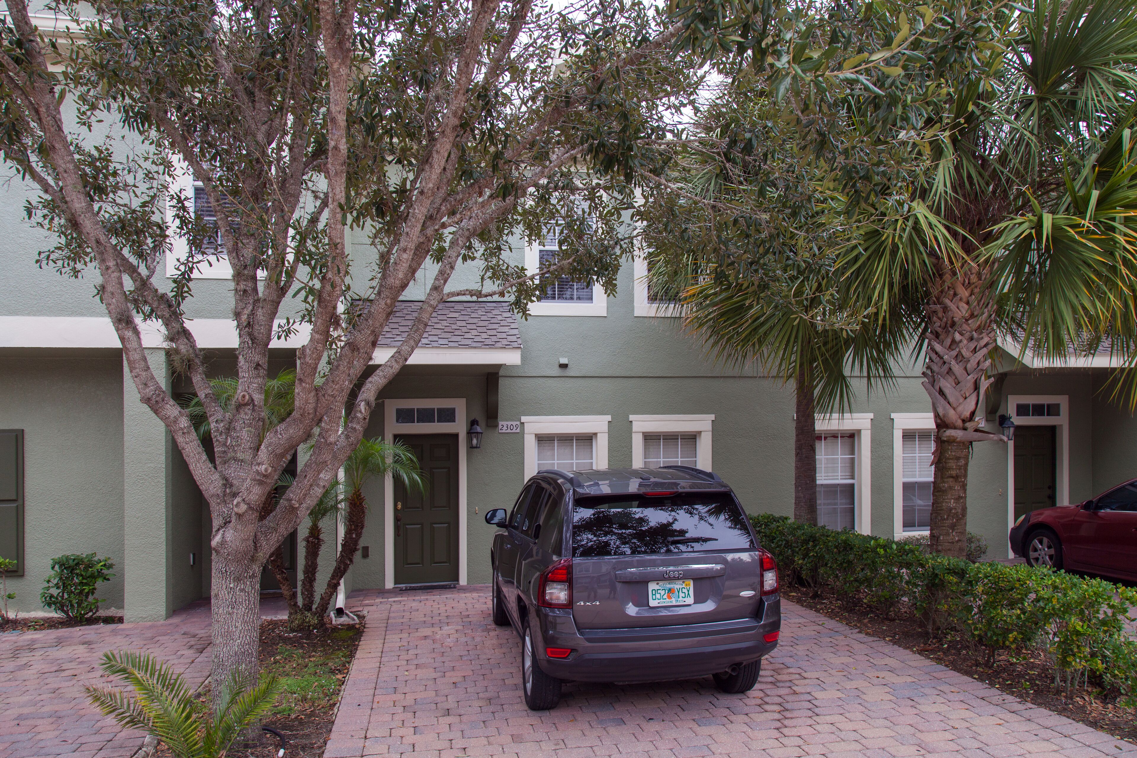 Cozy Townhome near Orlando's Themeparks with private Jacuzzi & heated Pool