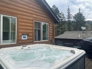 Outdoor spa tub - Green Mountain Falls Cottage/ EV Charger & HOT TUB (Green Mountain Falls)