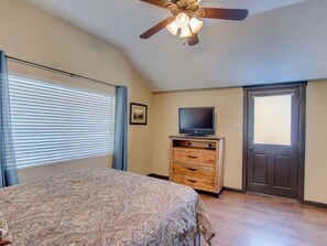 Työpöytä, silitysrauta/-lauta, vauvan matkasänky, Wi-Fi