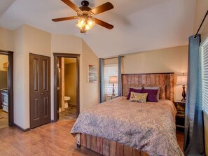 Desk, iron/ironing board, travel cot, WiFi - Green Mountain Falls Cottage/ EV Charger & HOT TUB (Green Mountain Falls)