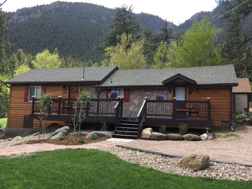 Green Mountain Falls Cottage/ EV Charger & HOT TUB