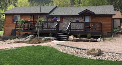 Green Mountain Falls Cottage/ EV Charger & HOT TUB