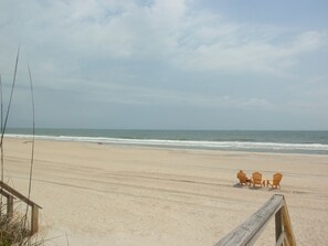 On the beach, sun loungers - OCEAN FRONT! SUPER CLEAN - see reviews!!! w/PRIVATE boardwalk beach access! (Carolina Beach)