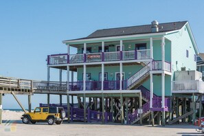 Exterior - OCEAN FRONT! SUPER CLEAN - see reviews!!! w/PRIVATE boardwalk beach access! (Carolina Beach)