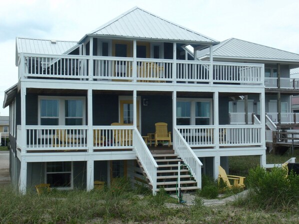 Exterior - OCEAN FRONT! SUPER CLEAN - see reviews!!! w/PRIVATE boardwalk beach access! (Carolina Beach)