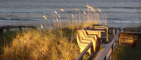 På stranden och solstolar