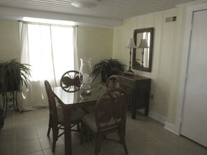 Dining - OCEAN FRONT! SUPER CLEAN - see reviews!!! w/PRIVATE boardwalk beach access! (Carolina Beach)