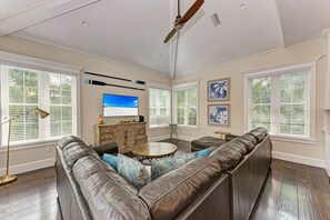 Fernseher, DVD-Player, Bücher