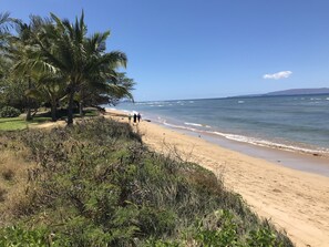 Plage, chaises longues, serviettes de plage