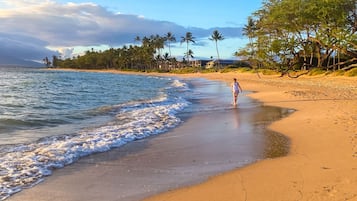 En la playa, sillas reclinables de playa, toallas de playa