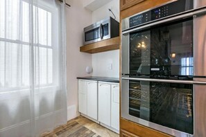 Een koelkast, een magnetron, een oven, een kookplaat