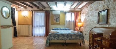 2 habitaciones, escritorio, tabla de planchar con plancha y wifi gratis