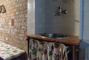 Douche, sèche-cheveux, bidet, serviettes fournies