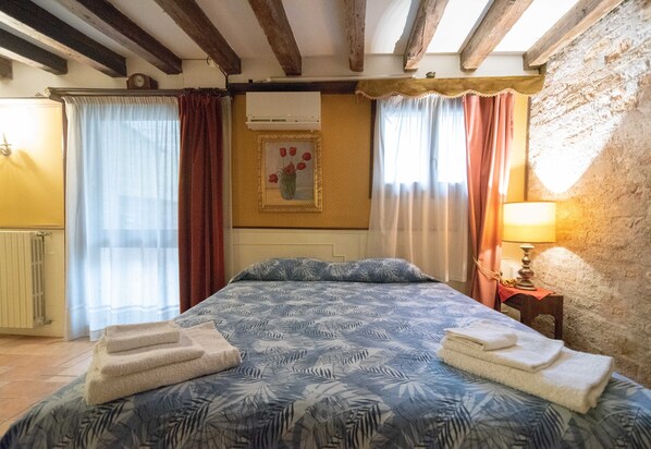 2 bedrooms, desk, iron/ironing board, free WiFi - Cà Rielo - Charming Venetian Apartment (Venezia)