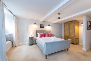 2 bedrooms, iron/ironing board, Internet, bed sheets