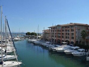 Marina - Fréjus: 1BR Apt, Sleeps 5, Pool, Beach 150m, Parking, Pets OK (Fréjus)