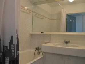Bathroom - Fréjus: 1BR Apt, Sleeps 5, Pool, Beach 150m, Parking, Pets OK (Fréjus)