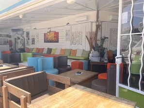 Outdoor dining - Fréjus: 1BR Apt, Sleeps 5, Pool, Beach 150m, Parking, Pets OK (Fréjus)