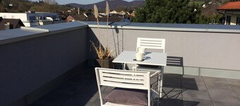 Grande appartamento con un ampio balcone e una vista sul Siebengebirge