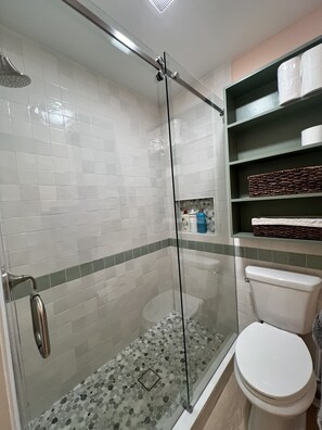Shower, hair dryer, towels, soap - Just a few steps from Carpinteria State Beach. Bright, clean and cozy.  (Carpinteria)