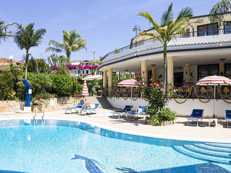 Piscine extérieure, chaises longues