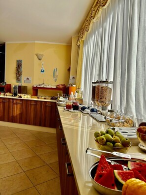 Free daily buffet breakfast