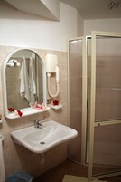 Chambre Quadruple Standard | Salle de bain | Douche, articles de toilette gratuits, sèche-cheveux, bidet