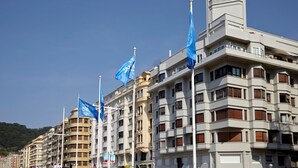 Un hôtel à plusieurs étages, doté de balcons et offrant une vue dégagée sur les bâtiments environnants.