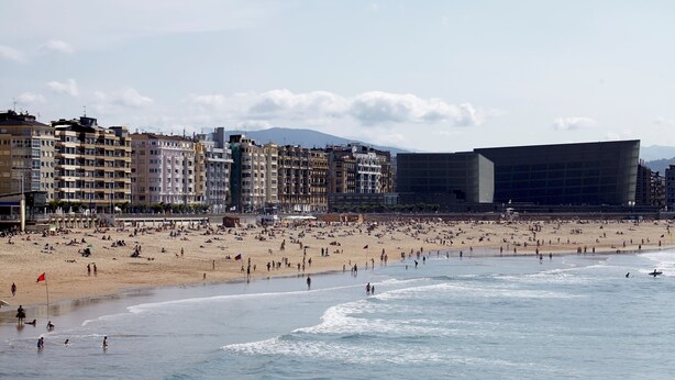 Une plage avec des bâtiments en arrière-plan.