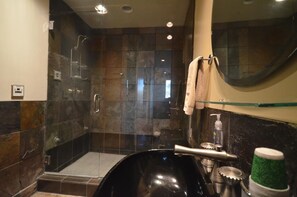 Bathtub, jetted bath, hair dryer, towels - California Tropical Resort Penthouse (Irvine)