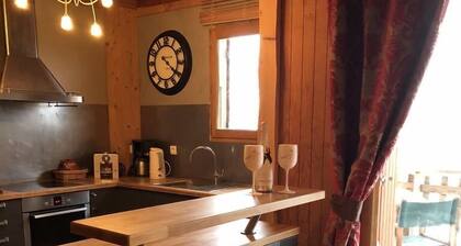 Ylellinen mökki porealtaalla, josta on upeat näkymät