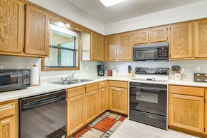Fridge, microwave, stovetop, dishwasher - Cozy Branson Townhome 1 Mi to Silver Dollar City! (Branson West)