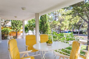 Outdoor dining - Mollet - Beautiful villa with garden 100 meters from the beach of Port d'Alcúdia (Port d'Alcúdia)