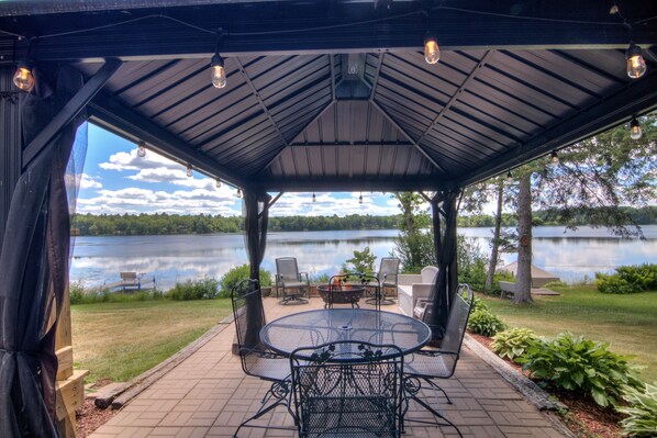 Outdoor dining - Riverfront cabin with kayaks and canoes (Amery)