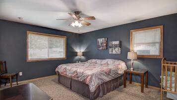 4 bedrooms, iron/ironing board, free WiFi, bed sheets