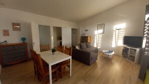 電視、DVD 播放機、書籍、影像庫