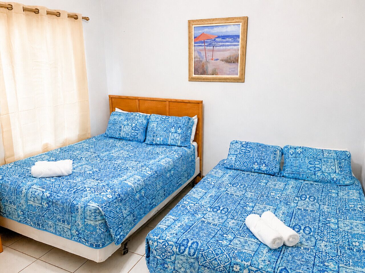 1 quarto, escrivaninha, ferros/tábuas de passar roupa, berço de viagem
