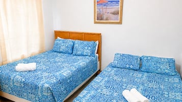1 quarto, escrivaninha, ferros/tábuas de passar roupa, berço de viagem