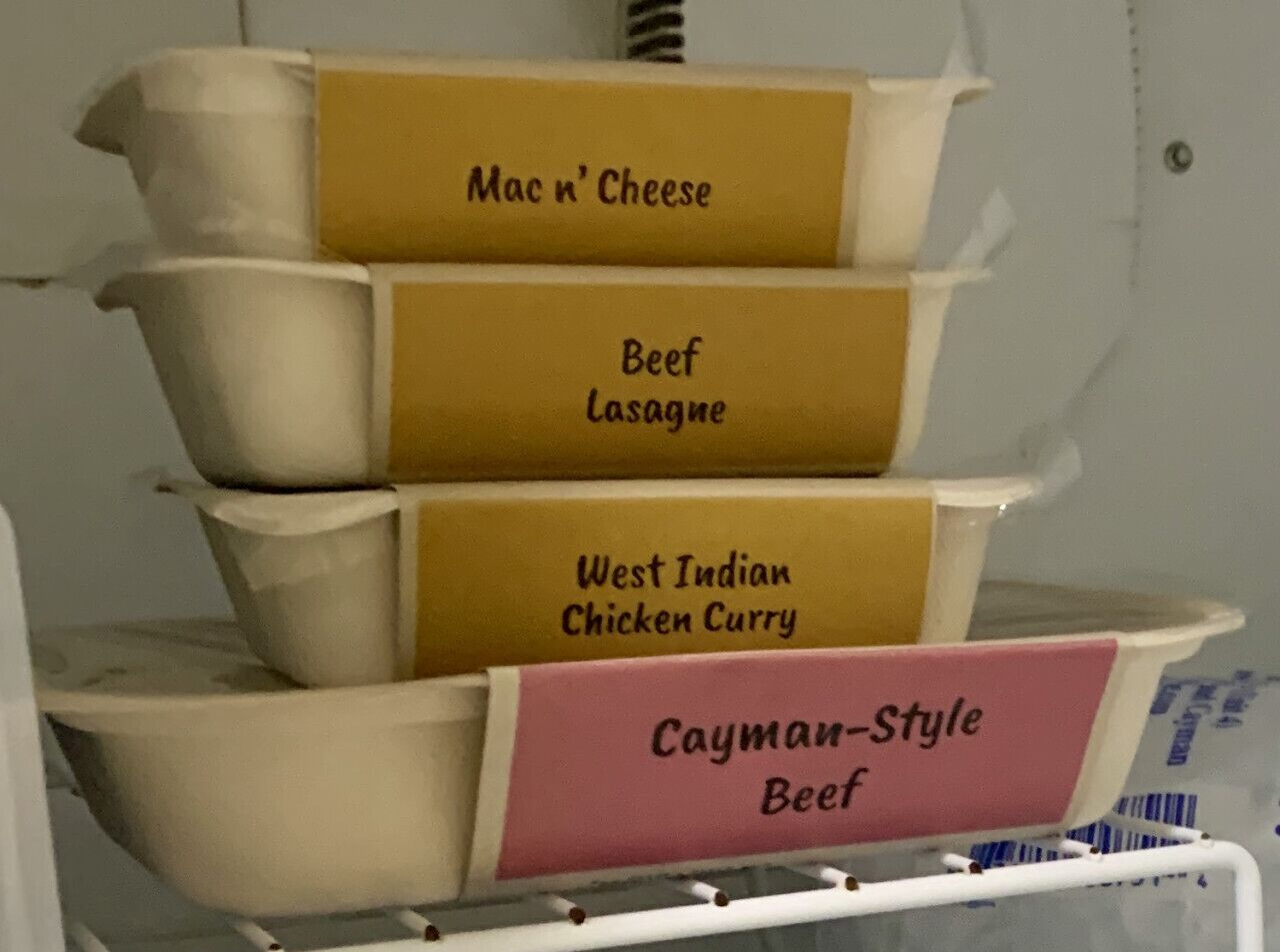 Una pila de utensilios de cocina con etiquetas que identifican distintos tipos de platos.