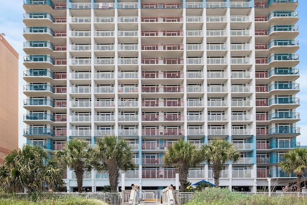 Luxurious Oceanfront Resort for a Perfect Getaway