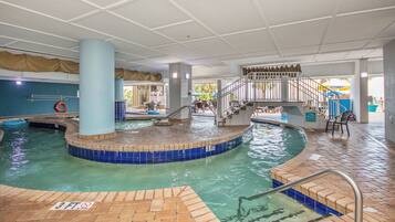 Een binnenzwembad en een buitenzwembad