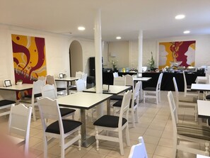 อาหารเช้าแบบบุฟเฟ่ต์ทุกวัน (EUR 6 ต่อคน)