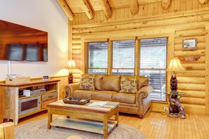 TV, fireplace, DVD player, books - Pigeon Forge Vacation Rental: 1 Mi to Dollywood (Pigeon Forge)