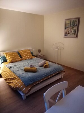 1 chambre, fer et planche à repasser, accès à Internet, literie fournie