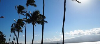 OCEANFRONT Spectacular 60 ft to the water, Recently Re-modeled! HDTV,WiFi,AC 