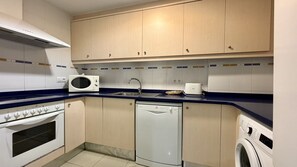 冷蔵庫、電子レンジ、オーブン、食器洗い機