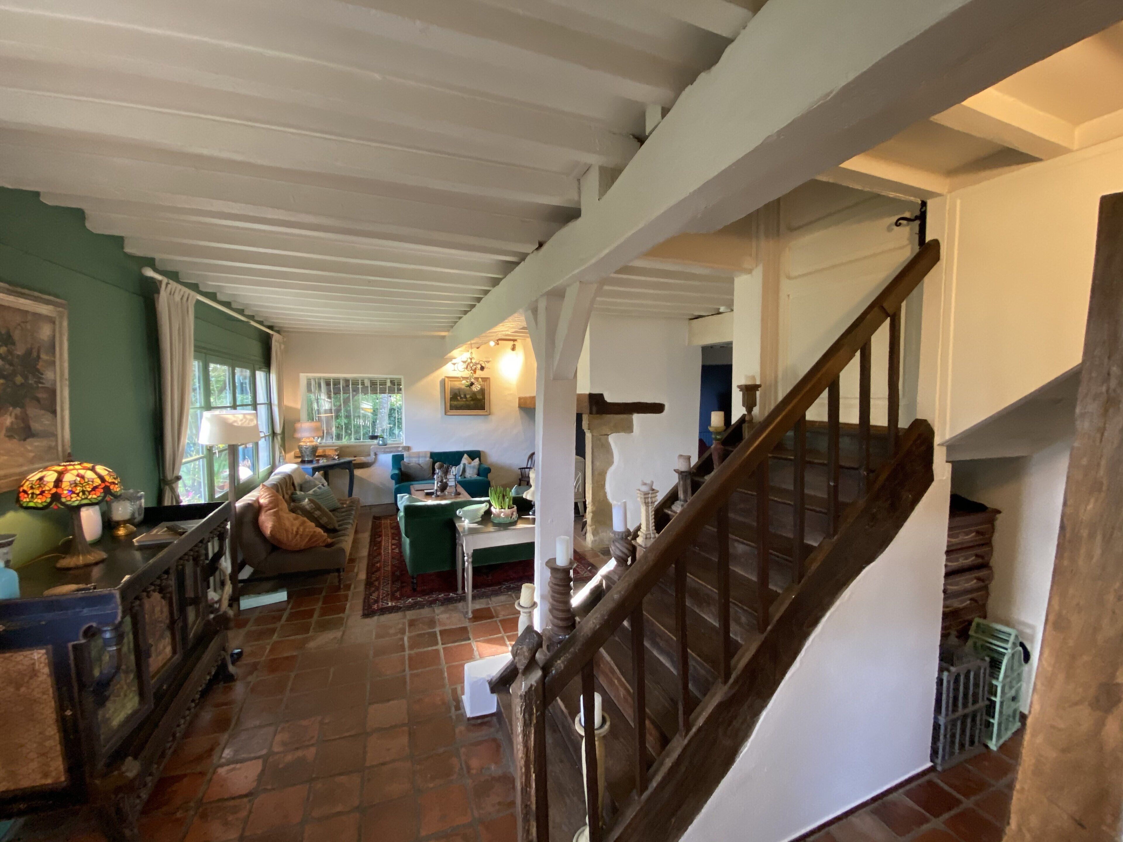 Smart-TV, peis, DVD-spiller og bøker