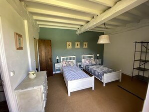 7 soveværelser, skrivebord, strygejern/strygebræt, weekendseng