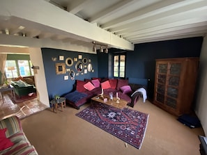 Una Smart TV, una chimenea, un reproductor de DVD, libros