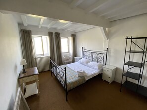 7 室のベッドルーム、デスク、アイロン / アイロン台、旅行用ベビーベッド